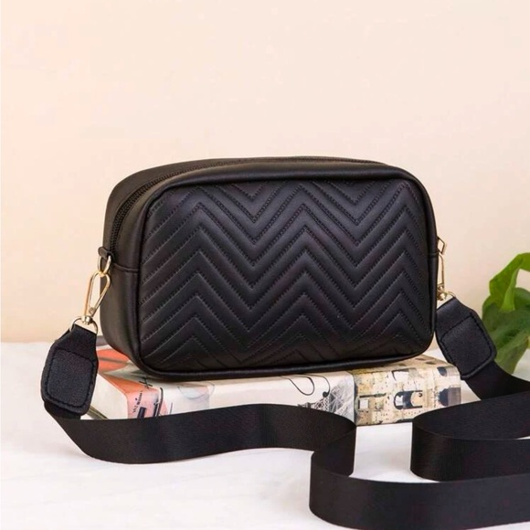 ⚠️Clearance Mini Black Chevron Quilted Crossbody Bag - Picture 2 of 5